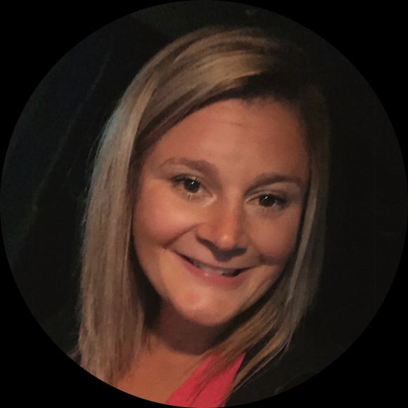 Profile Picture of Christina Thayer (@christinasue12) on Poshmark