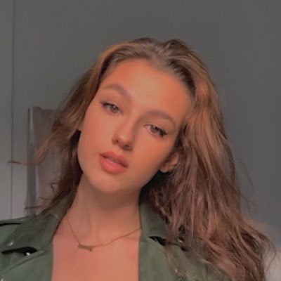 Profile Picture of Cara Hughes 🌸🥞 (@carabuzz4) on Twitter