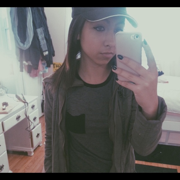 Profile Picture of Nicole Bechthold (@nuhcole_) on Poshmark