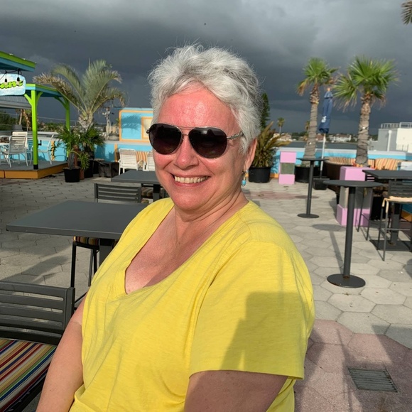Profile Picture of Roxanne Wade (@roxanne53stink) on Poshmark