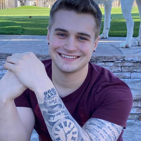 Profile Picture of Harley Yearout (@harleyyearout) on Poshmark