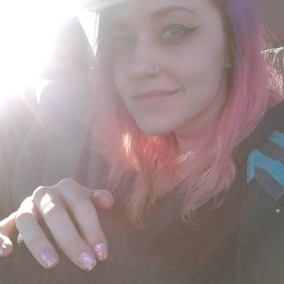 Profile Picture of Amanda Bowling (@pandangerous) on Poshmark