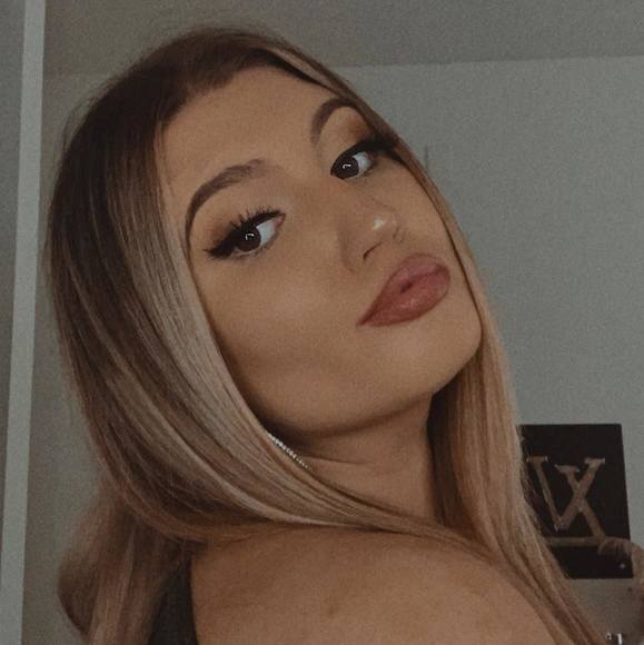 Profile Picture of Morgan Sampson (@morganryanna) on Poshmark
