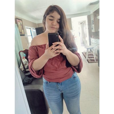 Profile Picture of Jacqueline Landa (@jackielara1327) on Twitter