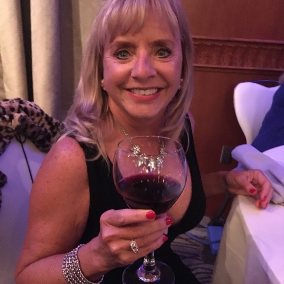 Profile Picture of Cathy Spears (@cathyraespears) on Poshmark