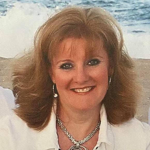 Profile Picture of Maureen Manderfield (@mamanderfield) on Poshmark