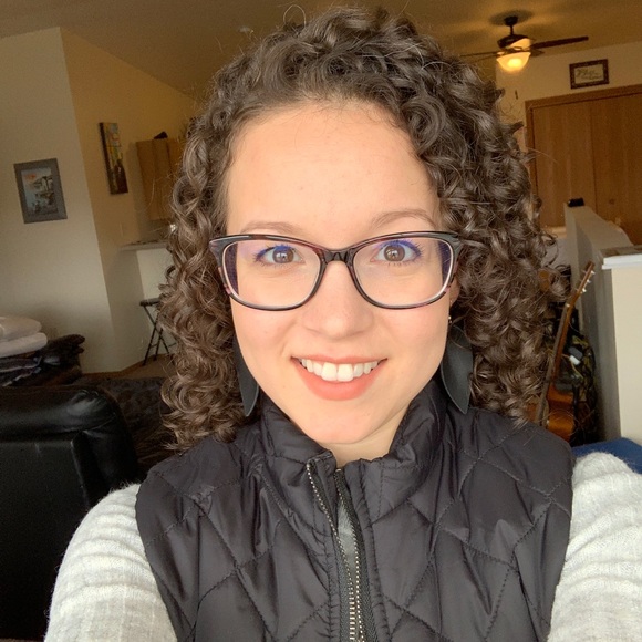 Profile Picture of Janira Plude (@janiraplude) on Poshmark