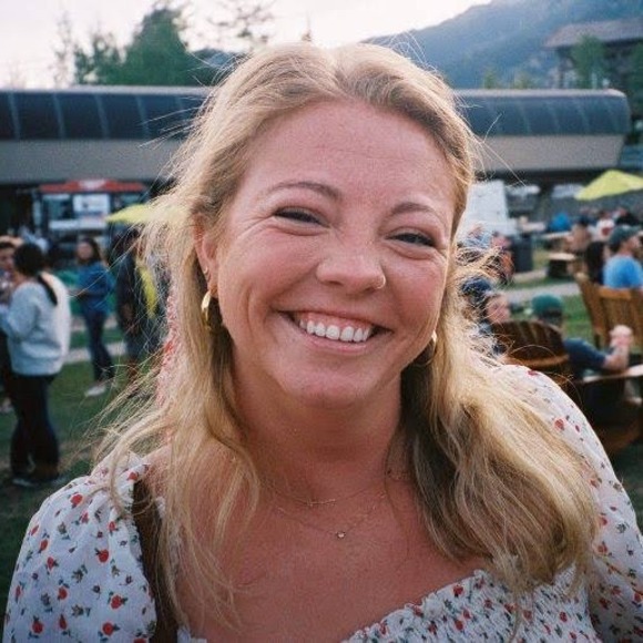 Profile Picture of Elke Luria (@elkegreer) on Poshmark