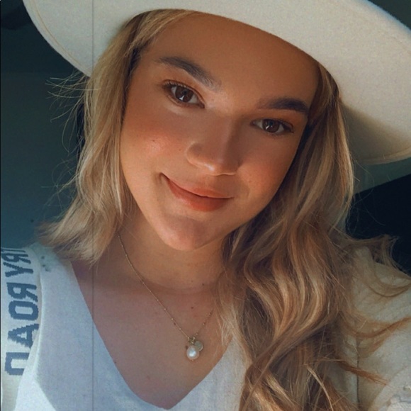 Profile Picture of Melia Hinks (@meliahinks3) on Poshmark