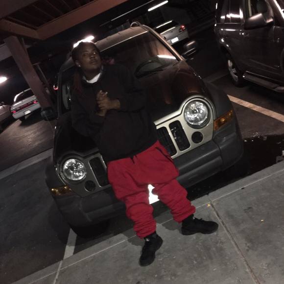 Profile Picture of Laravia Nichols (@mollie638) on Poshmark