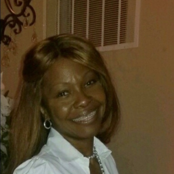 Profile Picture of Andrea Barrett (@abarrett72) on Poshmark