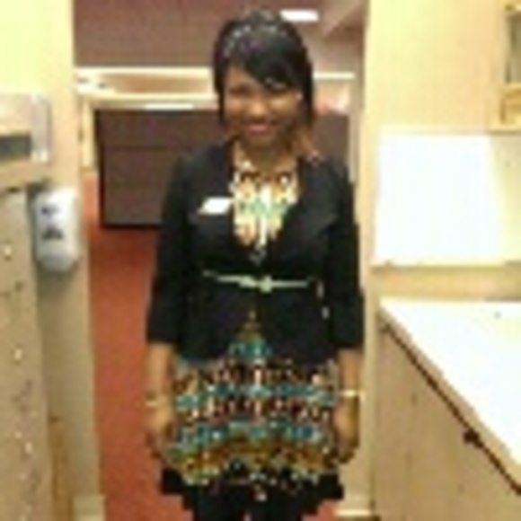 Profile Picture of Lara Etue (@mi4mii) on Poshmark