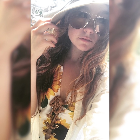 Profile Picture of Marie Holquist (@mariea2) on Poshmark