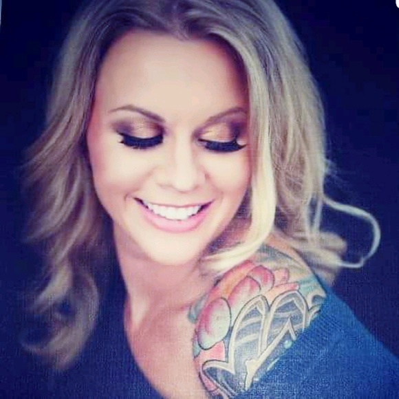 Profile Picture of Julie Edwards (@edwardsjulie19) on Poshmark