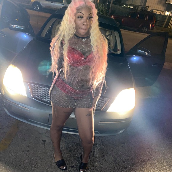 Profile Picture of Tarja Thickemz (@tarjathickemz) on Poshmark