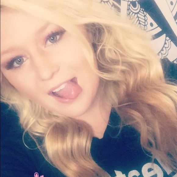 Profile Picture of Destiny Robinette (@desrobinette) on Poshmark