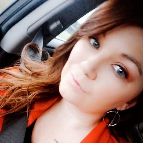 Profile Picture of Mackenzie Lamb (@mlamb1985) on Poshmark