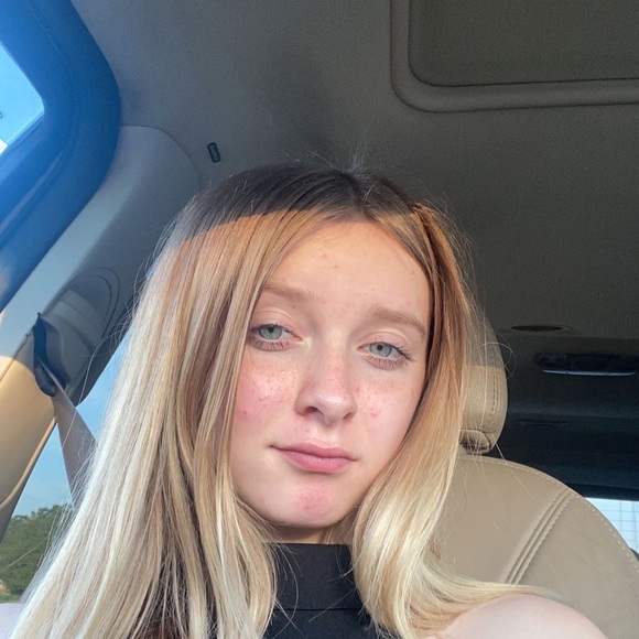 Profile Picture of Ellie Kastning (@ekastning52) on Poshmark