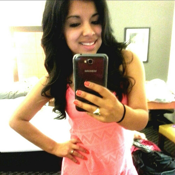 Profile Picture of Nohemi Hernandez (@n_benavides2104) on Poshmark