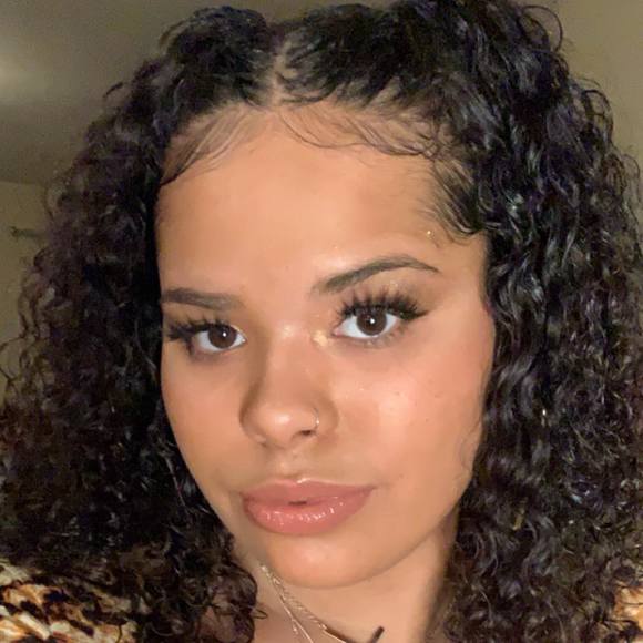 Profile Picture of Kayla Neavins (@kaylaaa0627) on Poshmark