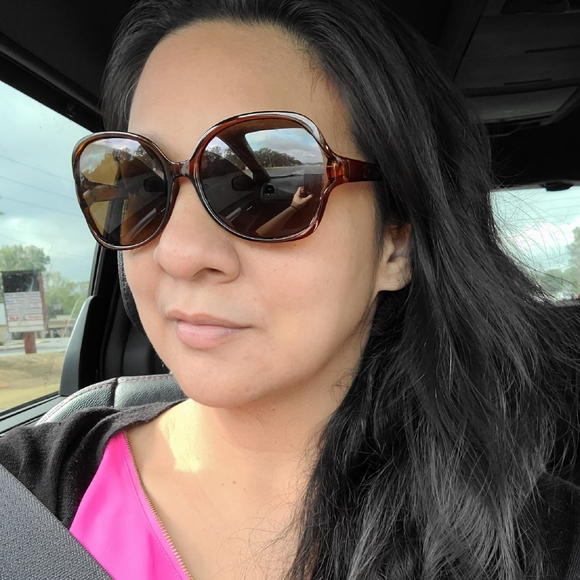 Profile Picture of Roxanne Holloway (@mrsroh) on Poshmark