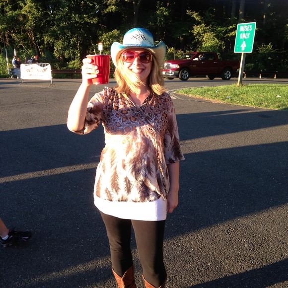 Profile Picture of Laurie Fielding (@lauriefielding) on Poshmark