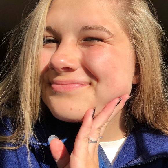 Profile Picture of Riley Throop (@rileythroop) on Poshmark