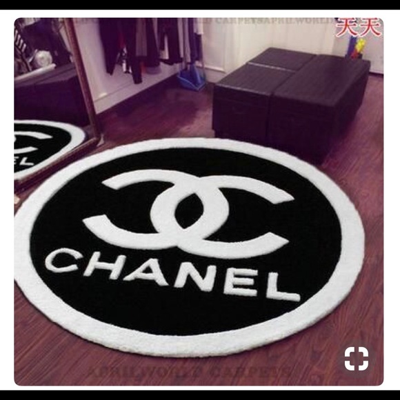 Profile Picture of Nunu Philavanh (@missnunuv) on Poshmark