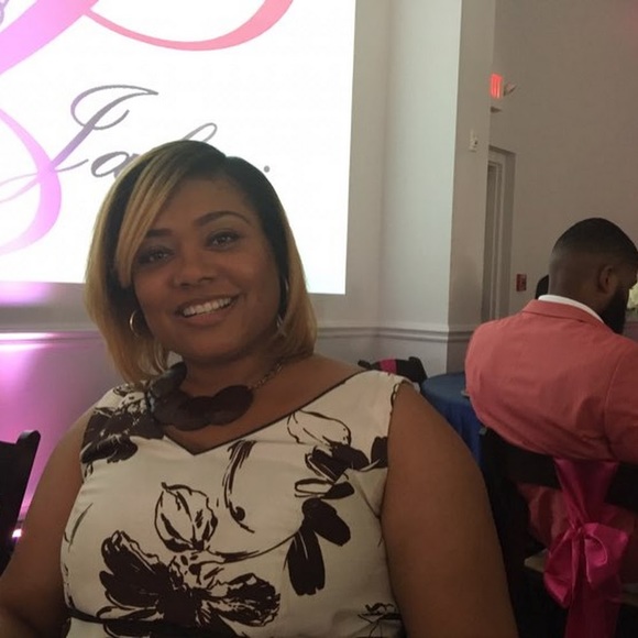 Profile Picture of Nikki Gist (@gist1289) on Poshmark