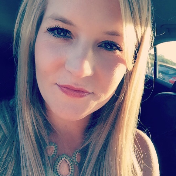 Profile Picture of Lauren Bialon (@laurenlbee) on Poshmark