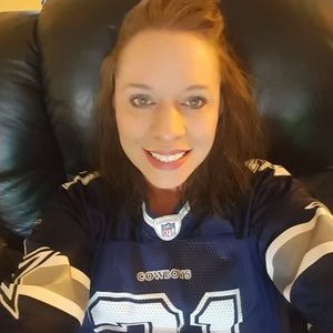 Profile Picture of Elizabeth Easter (@ezsbmuffin) on Twitter