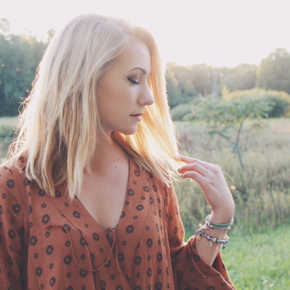 Profile Picture of Lindzi Pfluger (@lindziiix) on Poshmark