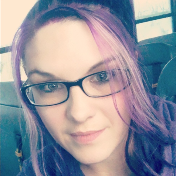 Profile Picture of Crystal Allen (@crystalam04) on Poshmark