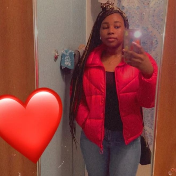 Profile Picture of Jalynn Adamss (@adamsjalyn423) on Poshmark