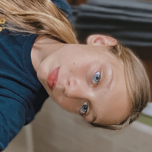 Profile Picture of Sophia Degeer (@aesthetiic45) on Poshmark