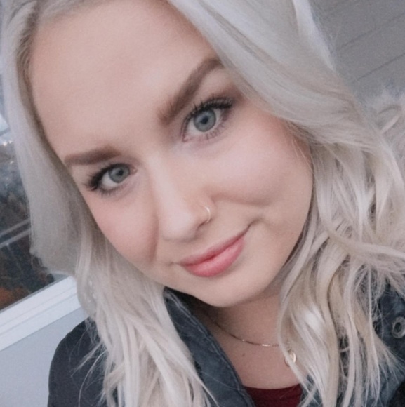Profile Picture of Julia Morrow (@jubilicious_) on Poshmark