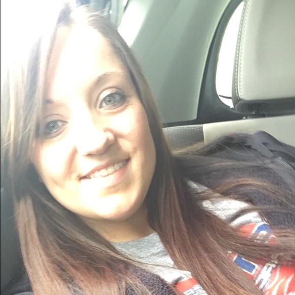 Profile Picture of Tiffany Supler (@teesupppp) on Poshmark