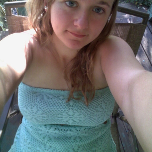 Profile Picture of Debra Hollifield (@daholli) on Poshmark