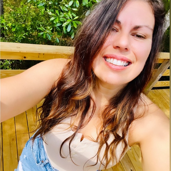 Profile Picture of Elizabeth Haddock (@lizhaddock) on Poshmark