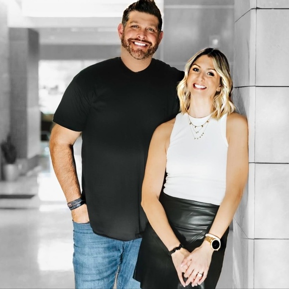 Mr. & mrs. Walowitz - Poshmark Profile Picture of Mr. & mrs. Walowitz (@eltableteam) on Poshmark