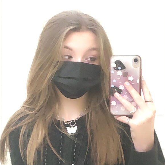 Profile Picture of Rhiannan Grenkow (@rhiannanfs) on Poshmark