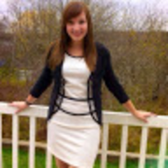 Profile Picture of Roxane Dawson (@roxanedawson) on Poshmark