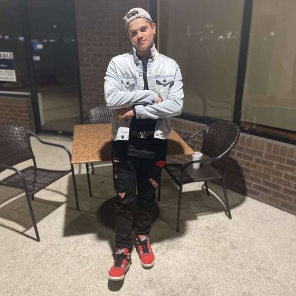 Profile Picture of Jonathan Rosario (@jonathanr0812) on Poshmark