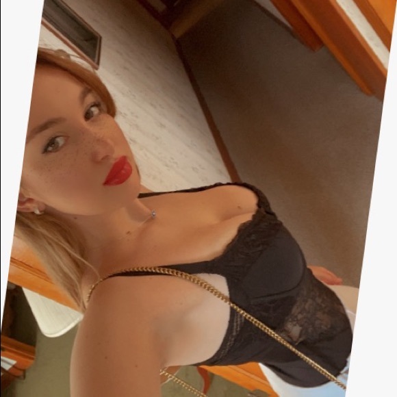 Profile Picture of Michela Osterc (@michelaosterc) on Poshmark