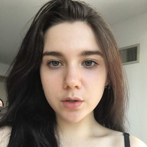 Profile Picture of Ruby Baker (@rubybeatriice) on Poshmark