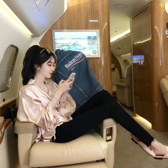 Profile Picture of Chloe Zheng (@chloe_hiiiii) on Poshmark