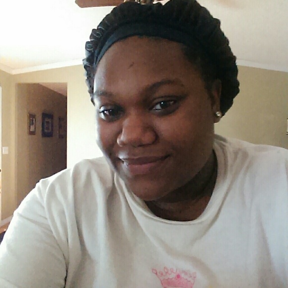 Profile Picture of Sharia Batie (@baties) on Poshmark