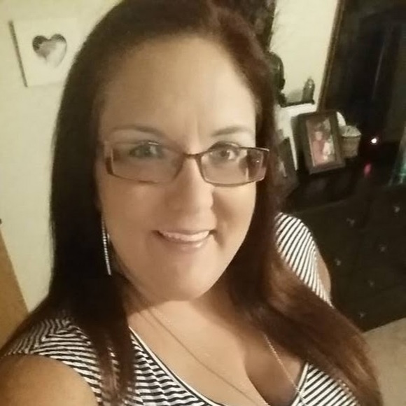 Profile Picture of Amanda Hefner (@hefnera2) on Poshmark