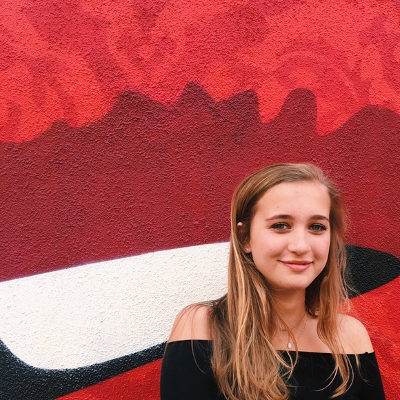 Profile Picture of Julia Jacoby (@juliacjacoby) on Poshmark