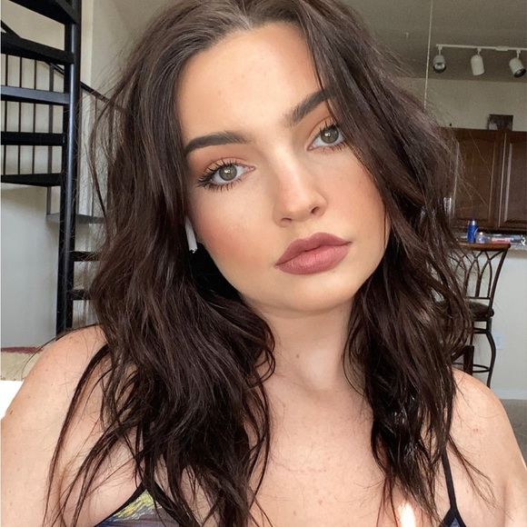 Profile Picture of Briana Coe (@briana_coe) on Poshmark